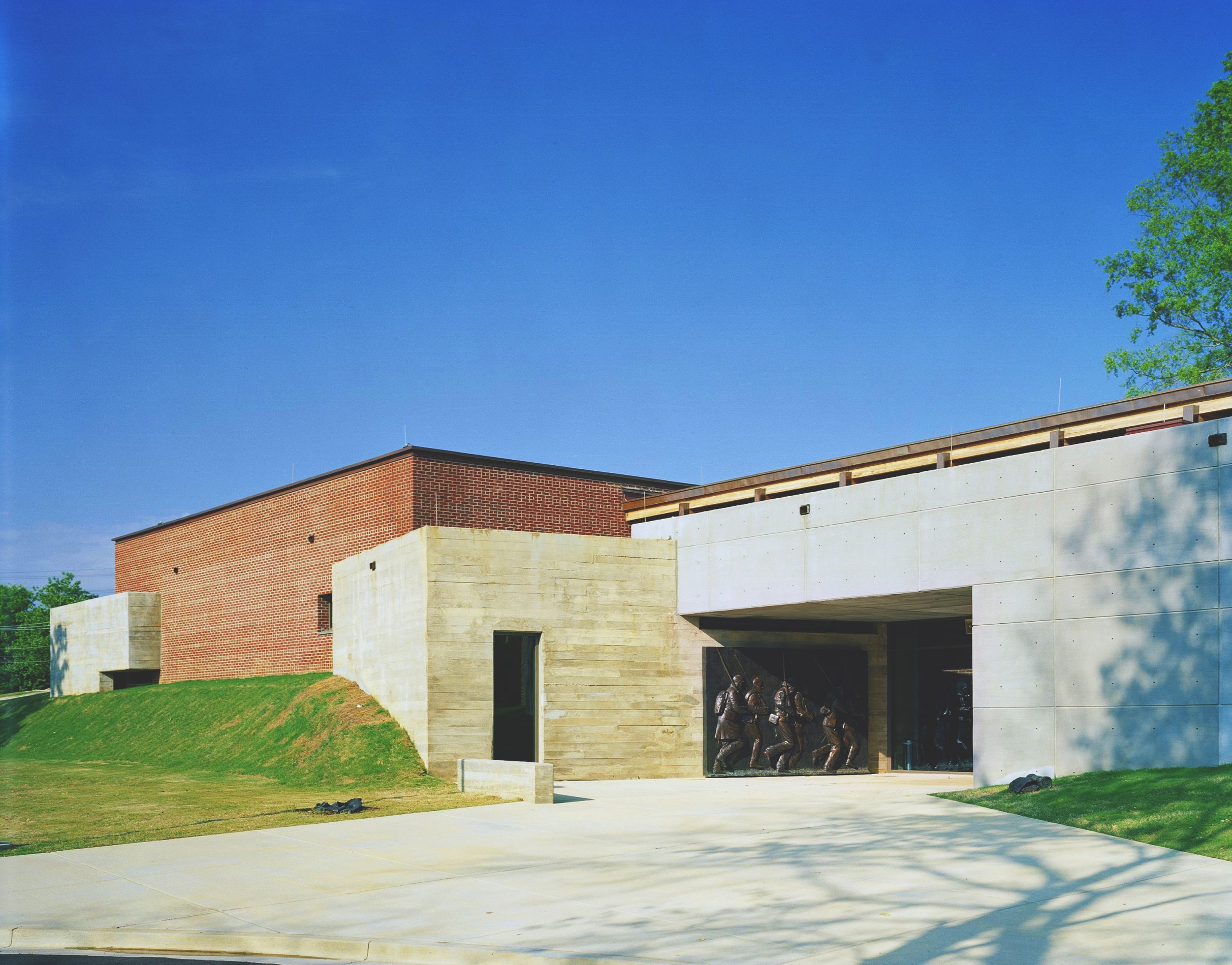 Civil-War-Interpretive-Center-Corinth-MS_exterior-at-entrance-2425x1900